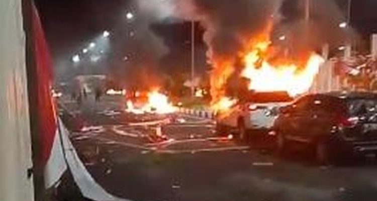 Satu unit mobil dibakar dalam kerusuhan yang terjadi di Stadion Lukas Enembe, Jayapura, usai laga Persipura vs Adhyaksa FC, Jumat (8/5/2026). (Wartabanjar.com/istimewa)