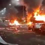 Satu unit mobil dibakar dalam kerusuhan yang terjadi di Stadion Lukas Enembe, Jayapura, usai laga Persipura vs Adhyaksa FC, Jumat (8/5/2026). (Wartabanjar.com/istimewa)