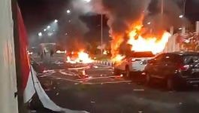 Bakar Mobil Satu unit mobil dibakar dalam kerusuhan yang terjadi di Stadion Lukas Enembe, Jayapura, usai laga Persipura vs Adhyaksa FC, Jumat (8/5/2026). (Wartabanjar.com/istimewa)