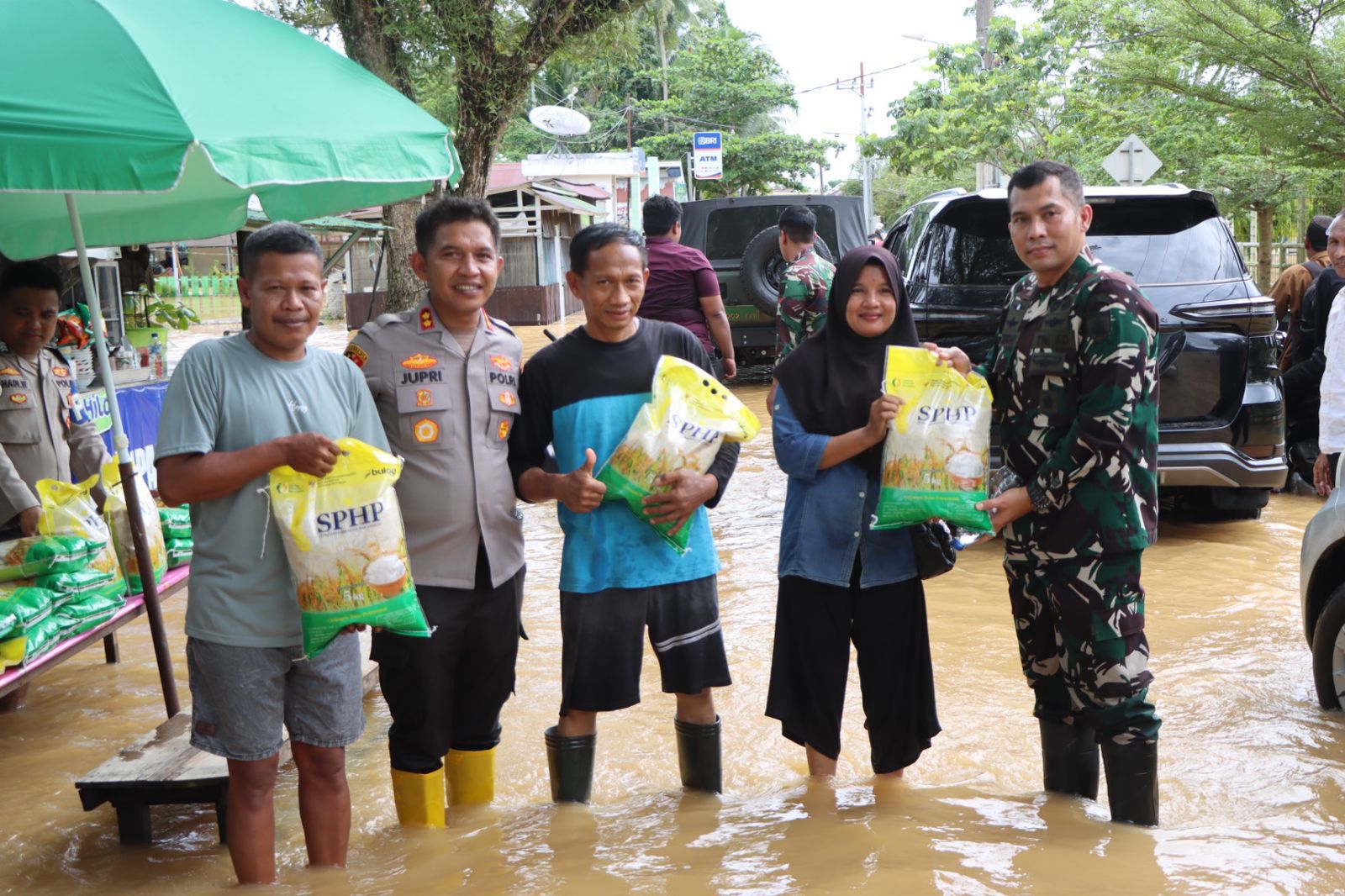 enyalurkan bantuan sosial berupa 1 ton beras Barabai