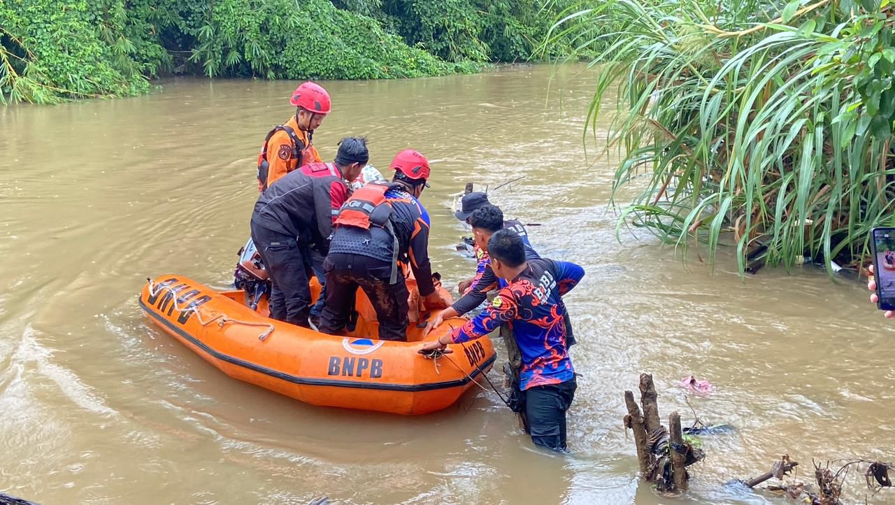 evakuasi terhadap korban lansia yang ditemukan meninggal dunia