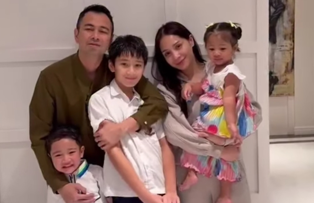 Momen Haru Raffi Ahmad Pamit Naik Haji ke Nagita Slavina dan Rafathar: Maafin Papa Ya