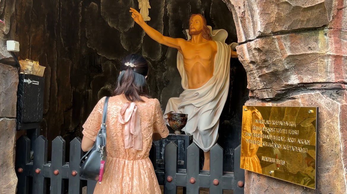 salah satu umat khatolik merayalan misa di Gereja Hati Yesus Yang Maha Kudus