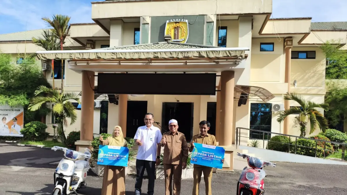Bank Kalsel Cabang Barabai Serahkan Hadiah Sepeda Listrik ke Pemenang Undian Kredit Multiguna di HST