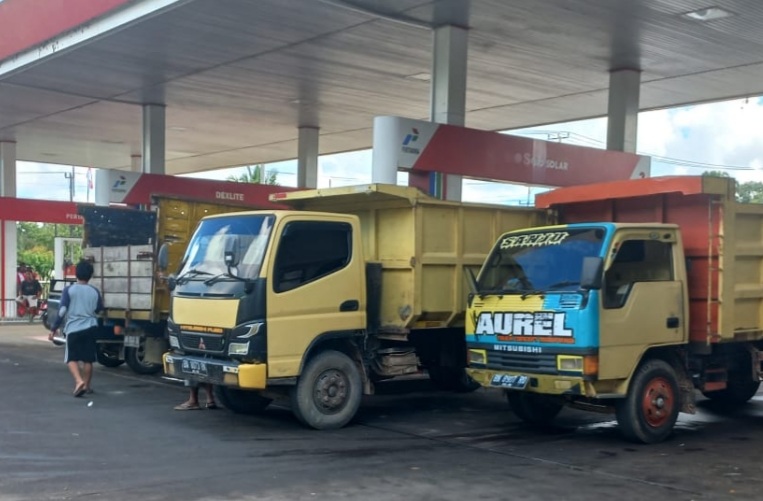 truk mengisi solar di DSPBU