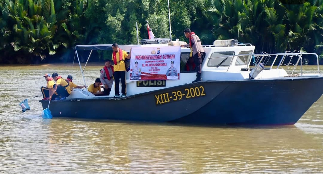 Hari Bhayangkara ke-80, Sapolairud Polres Tanah Bumbu Bersihkan Sampah di Sungai Batulicin