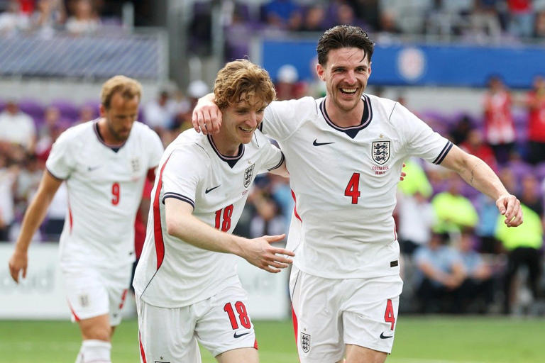 Anthony Gordon (kiri) dan Declan Rice