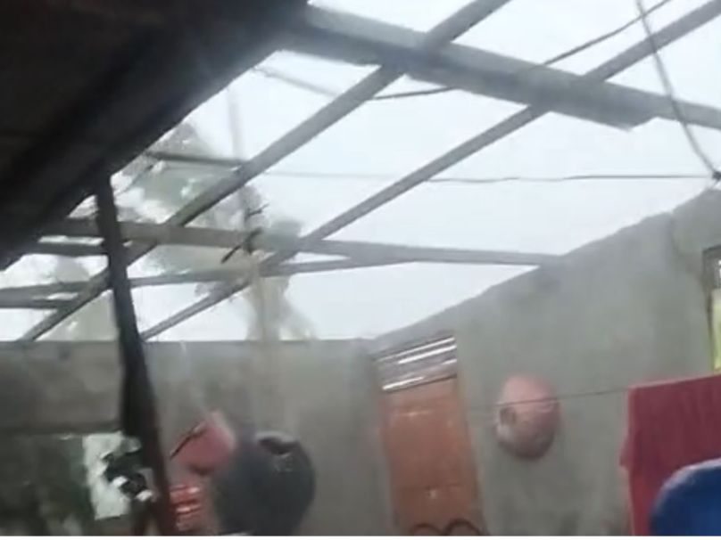 Hujan Deras Disertai Angin Kencang Terjang HST, Sejumlah Rumah Warga Dilaporkan Rusak