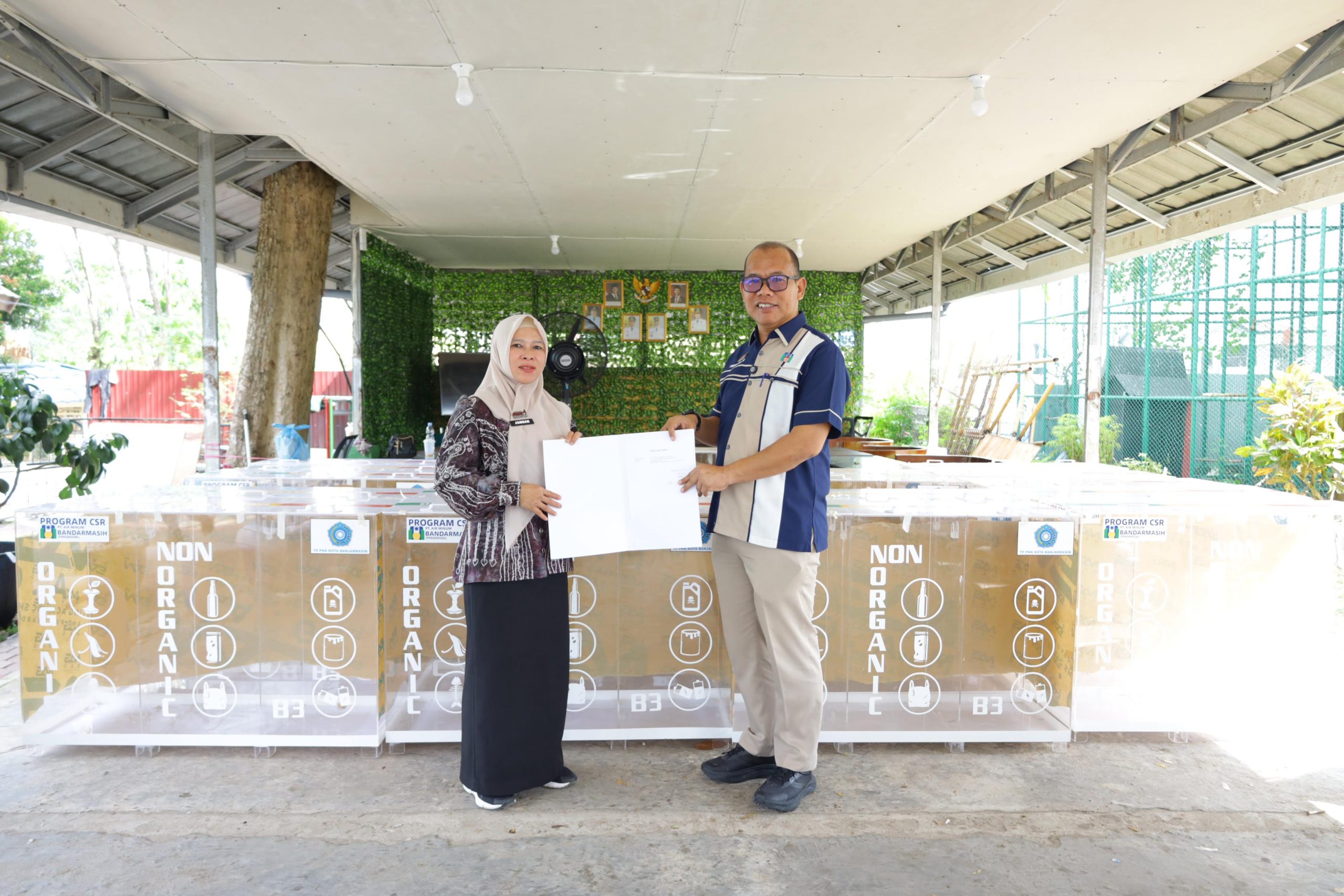 Jaga Lingkungan dan Air Baku, PAM Bandarmasih Salurkan 40 Keranjang Sampah Lewat Program CSR