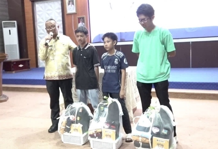 Pemkab Tabalong Berikan Perlengkapan Sekolah dan Siapkan Beasiswa bagi Tiga Pelajar Korban Kebakaran