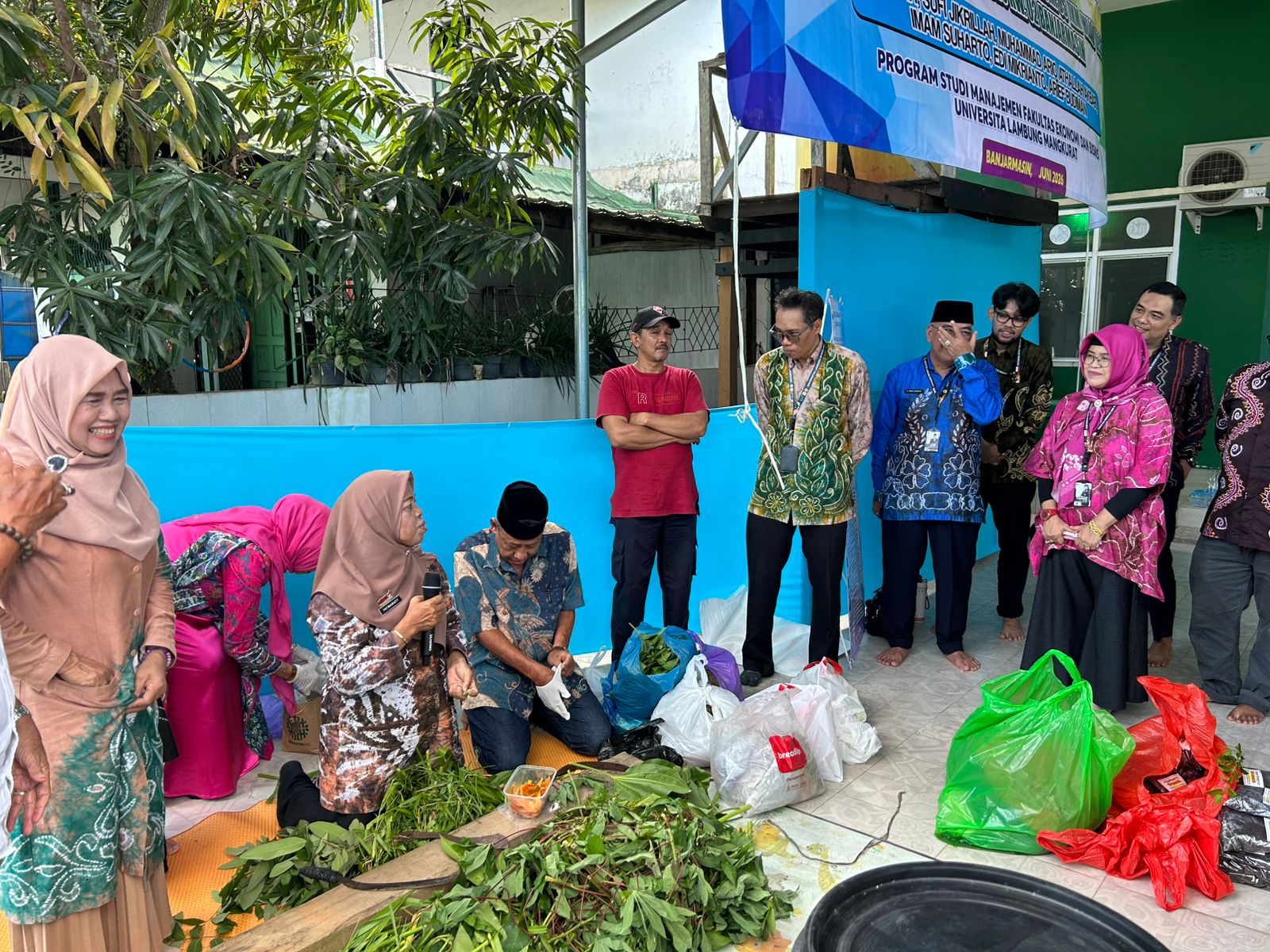 Dari Sampah Jadi Berkah, Tim PDWA FEB ULM Bekali Warga Kayutangi Banjarmasin Keterampilan Membuat Kompos