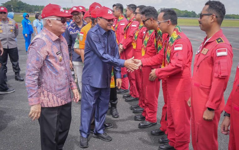 Ketua DPRD Kalsel Saksikan Langsung Open Base Jupiter Aerobatic Team TNI AU di Bandara Lama Syamsudin Noor Banjarbaru