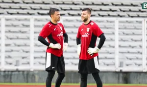 Emil Audero (kiri) dan Maarten Paes (kanan)