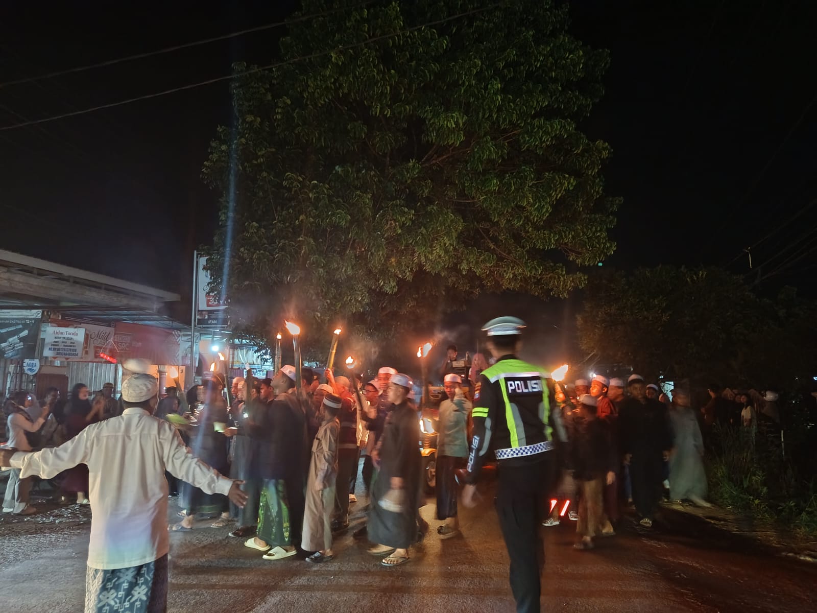 Sambut Tahun Baru Islam 1 Muharram 1448 H, Warga Sarang Halang Pelaihari Gelar Pawai Obor