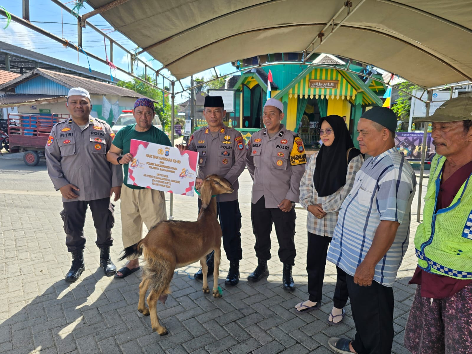 Hari Bhayangkara ke-80, Polsek Banjarmasin Utara Serahkan Satu Ekor Kambing untuk Haul ke-100 Datu Surgi Mufti