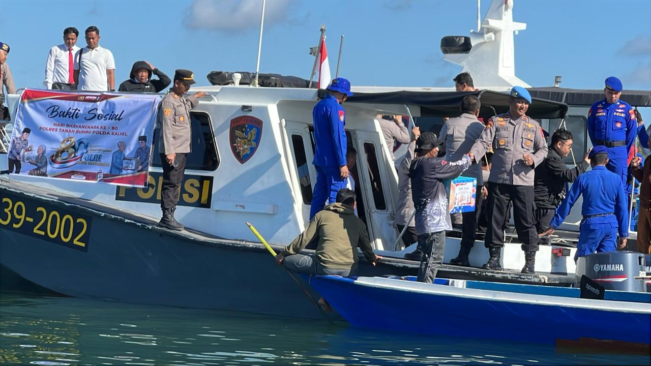 Hari Bhayangkara ke-80, Polres Tanah Bumbu Salurkan Sembako untuk Nelayan