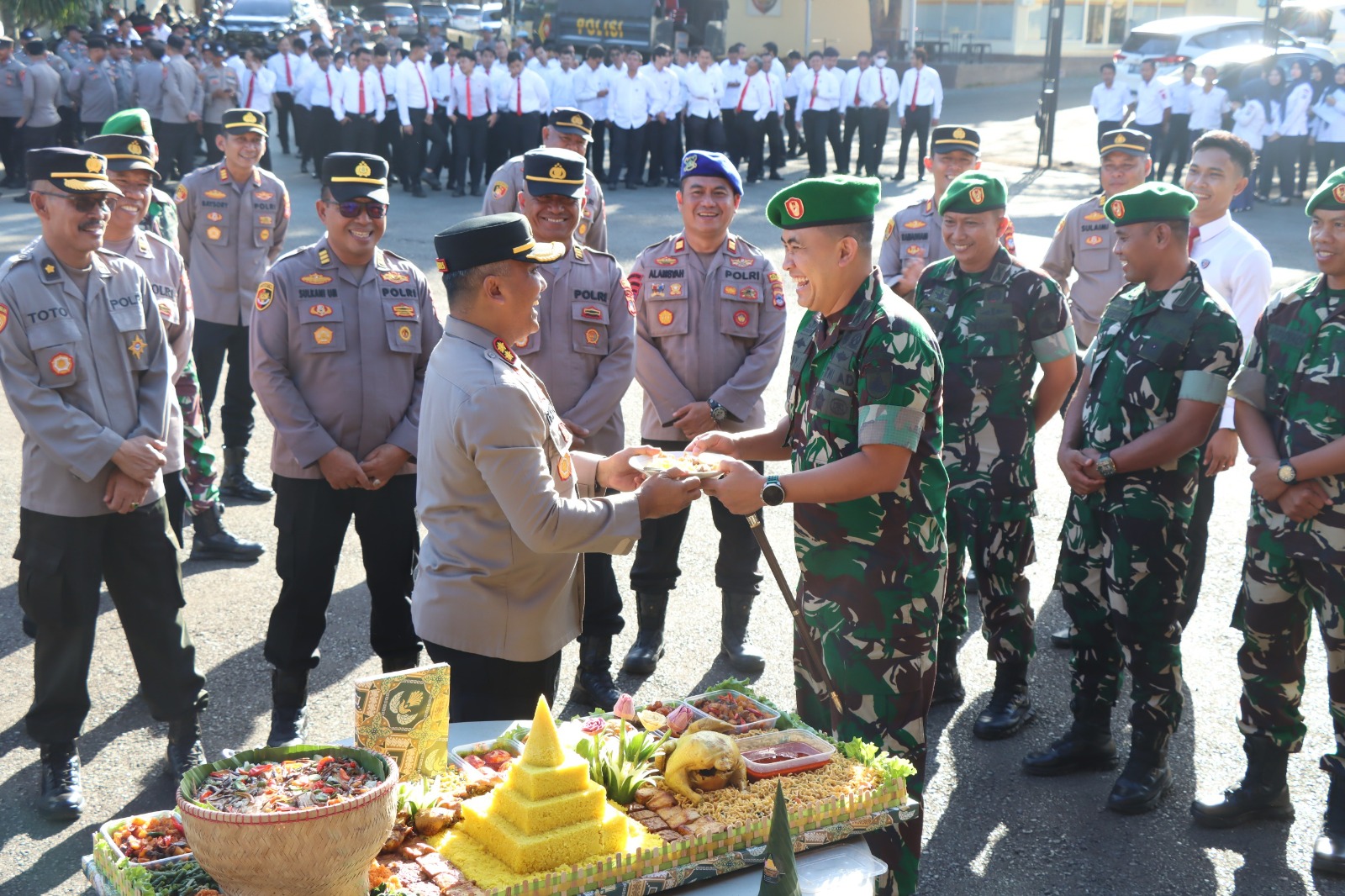 Dandim 1009/Tanah Laut Beri Kejutan Ulang Tahun untuk Kapolres Ricky Boy Siallagan