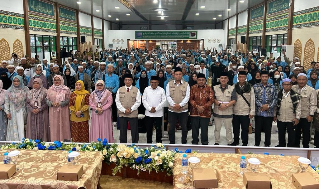 Wakil Ketua DPRD Tanah Bumbu Hasanuddin Sambut Langsung Kepulangan Jemaah Haji Kloter 013 BDJ