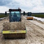 Proses pembangunan infrastruktur jalan di Kawasan food estate Wanam, Kabupaten Merauke, Papu Selatan. Banyak tokoh masyarakat setempat yang menyebut Proyek Strategi Nasional (PSN) di daerahnya sangat bermanfaat bagi kehidupan mereka dan anak cucu mereka. (Wartabanjar.com/istimewa)