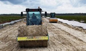 Proses pembangunan infrastruktur jalan di Kawasan food estate Wanam, Kabupaten Merauke, Papu Selatan. Banyak tokoh masyarakat setempat yang menyebut Proyek Strategi Nasional (PSN) di daerahnya sangat bermanfaat bagi kehidupan mereka dan anak cucu mereka. (Wartabanjar.com/istimewa)