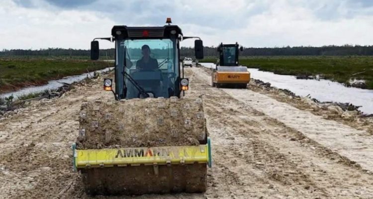 Proses pembangunan infrastruktur jalan di Kawasan food estate Wanam, Kabupaten Merauke, Papu Selatan. Banyak tokoh masyarakat setempat yang menyebut Proyek Strategi Nasional (PSN) di daerahnya sangat bermanfaat bagi kehidupan mereka dan anak cucu mereka. (Wartabanjar.com/istimewa)