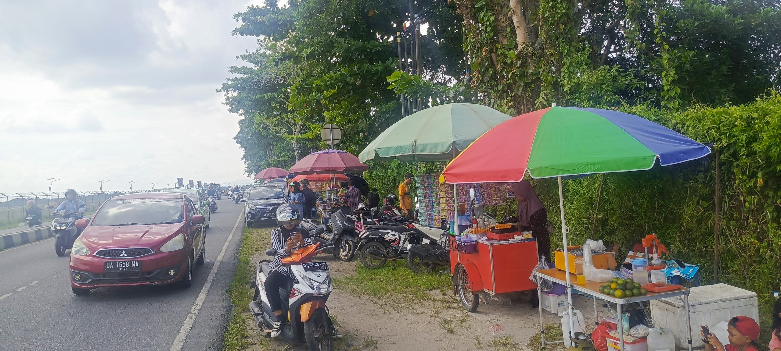 Jelang Atraksi Jupiter Aerobatic Team TNI AU, Jalan A Yani km 26 Banjarbaru Dipenuhi Pengendara