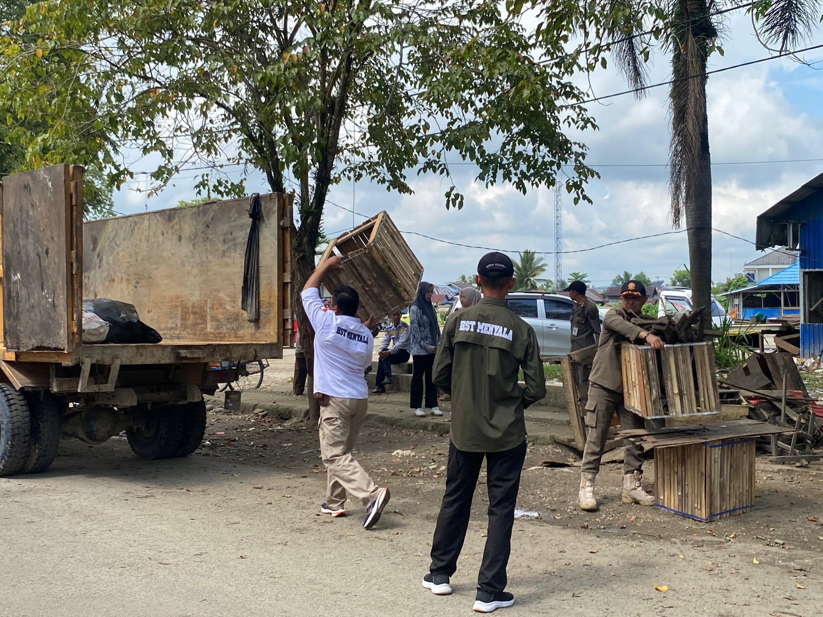 25 Pedagang Ayam dan Sayur Ditertibkan Saat Berjualan di Badan Jalan Pasar Keramat Barabai HST