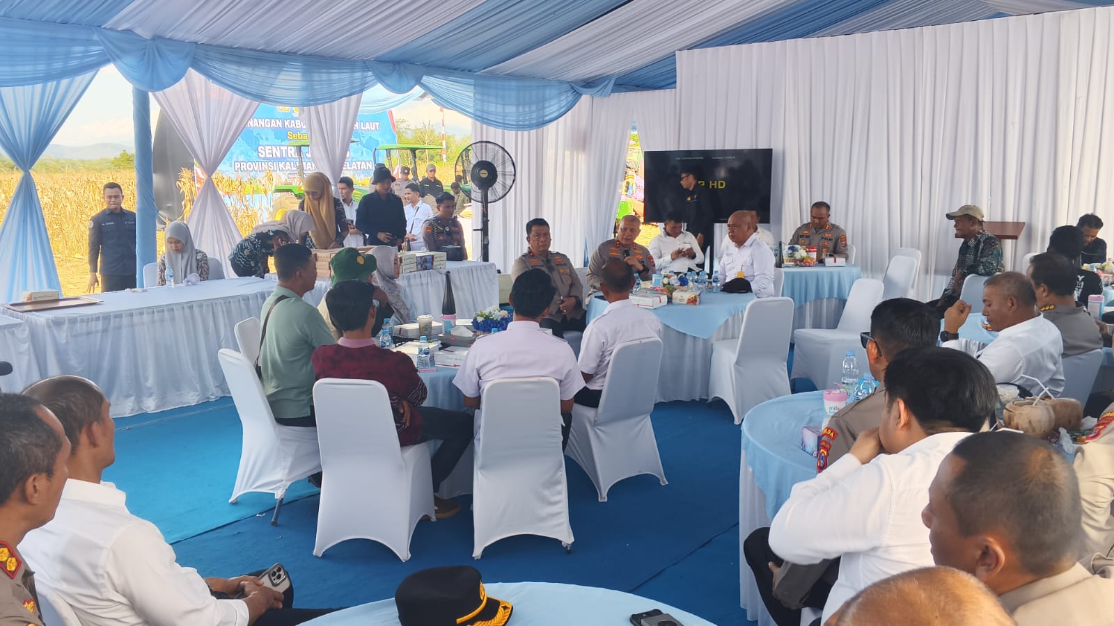 Kapolda Kalsel berdiskusi dengan petani