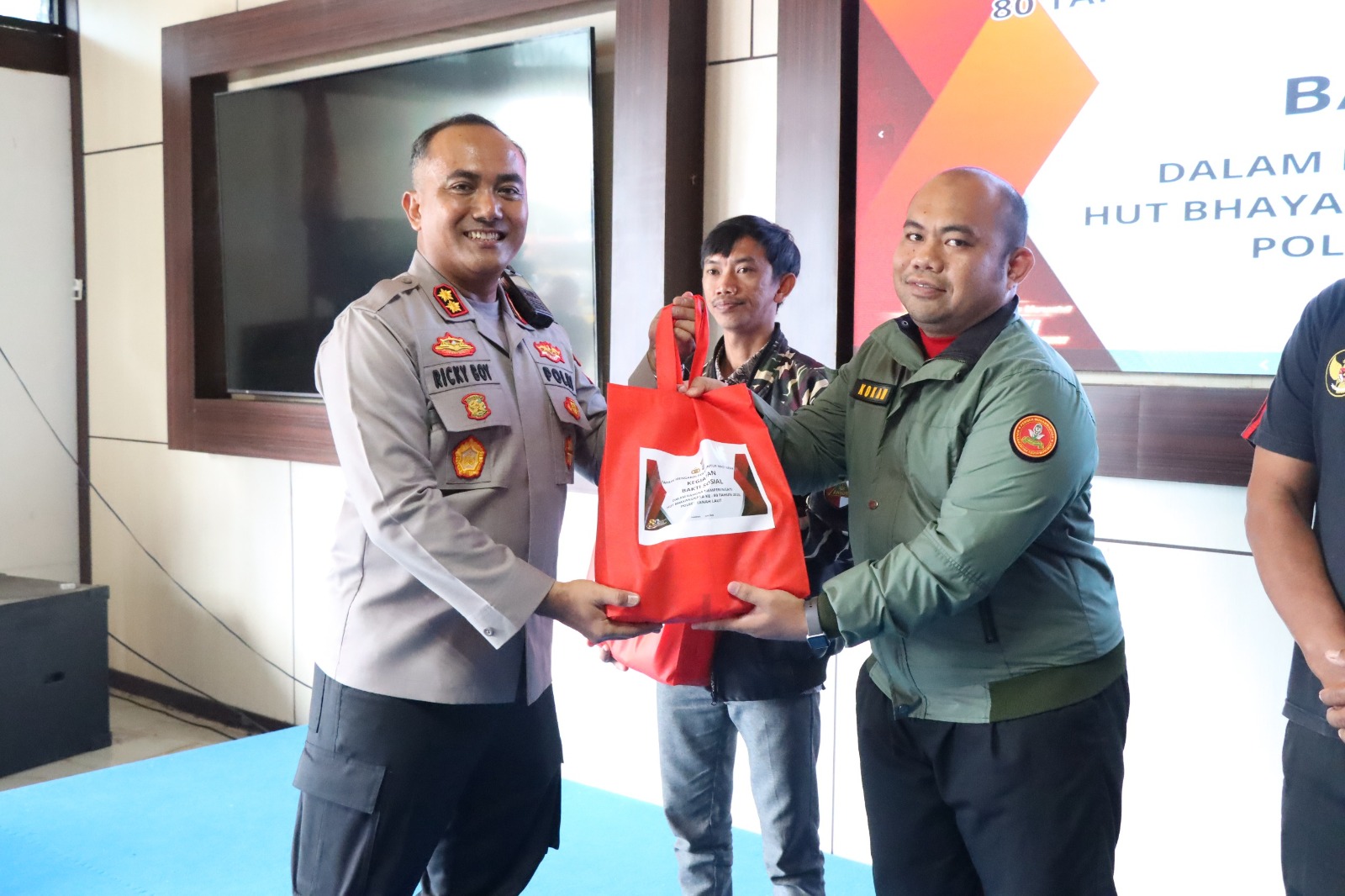 Sambut Hari Bhayangkara ke-80, Polres Tanah Laut Bagikan Bantuan Sosial kepada Organisasi Kemasyarakatan