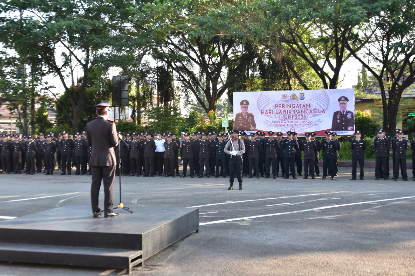 Kepolisian Resor (Polres) Tanah Laut menggelar upacara bendera untuk memperingati Hari Lahir Pancasila.