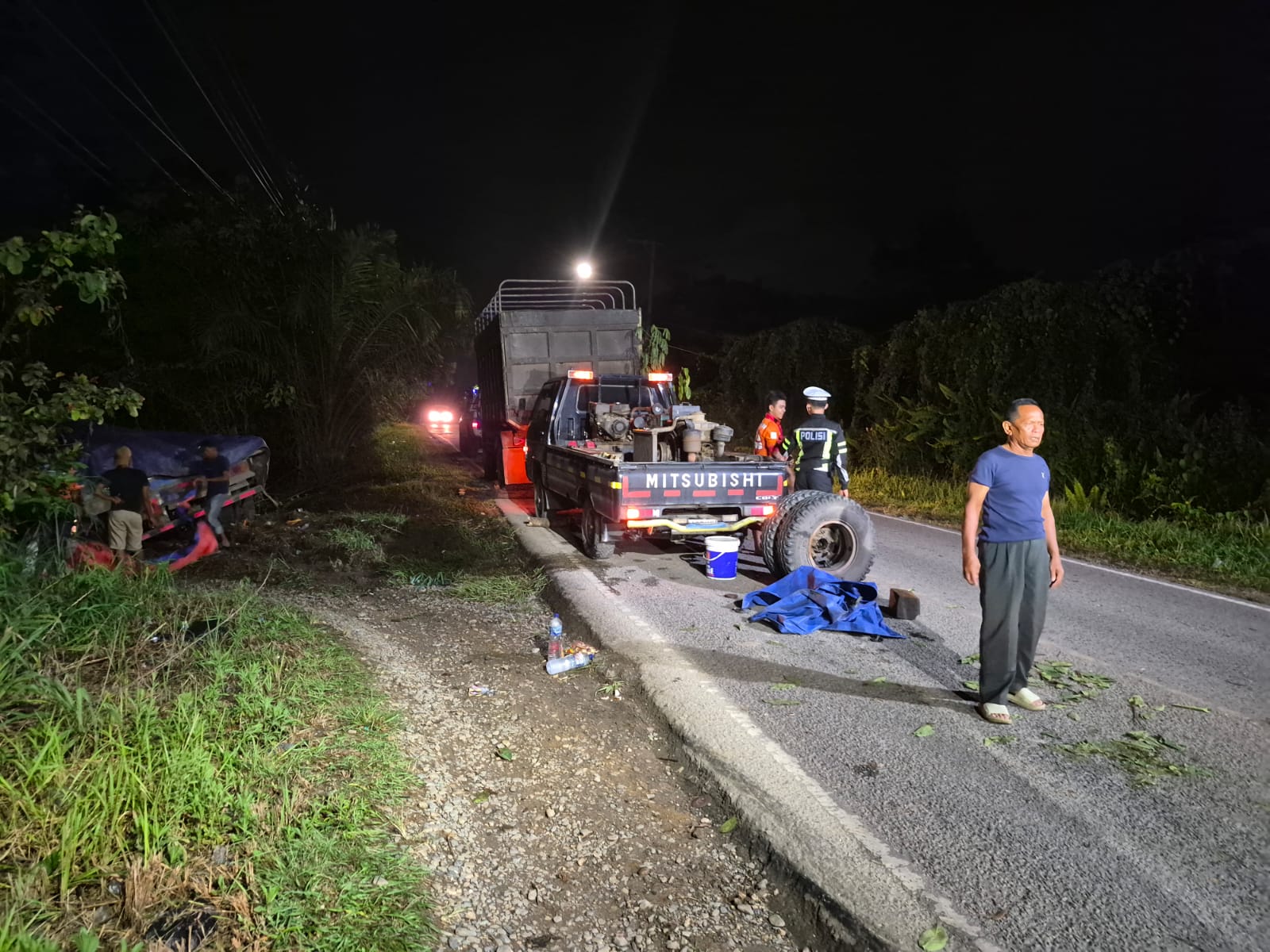 Hindari Truk Mogok di Badan Jalan, Trailer Bermuatan Semen Masuk Kebun Karet di Tanta Tabalong