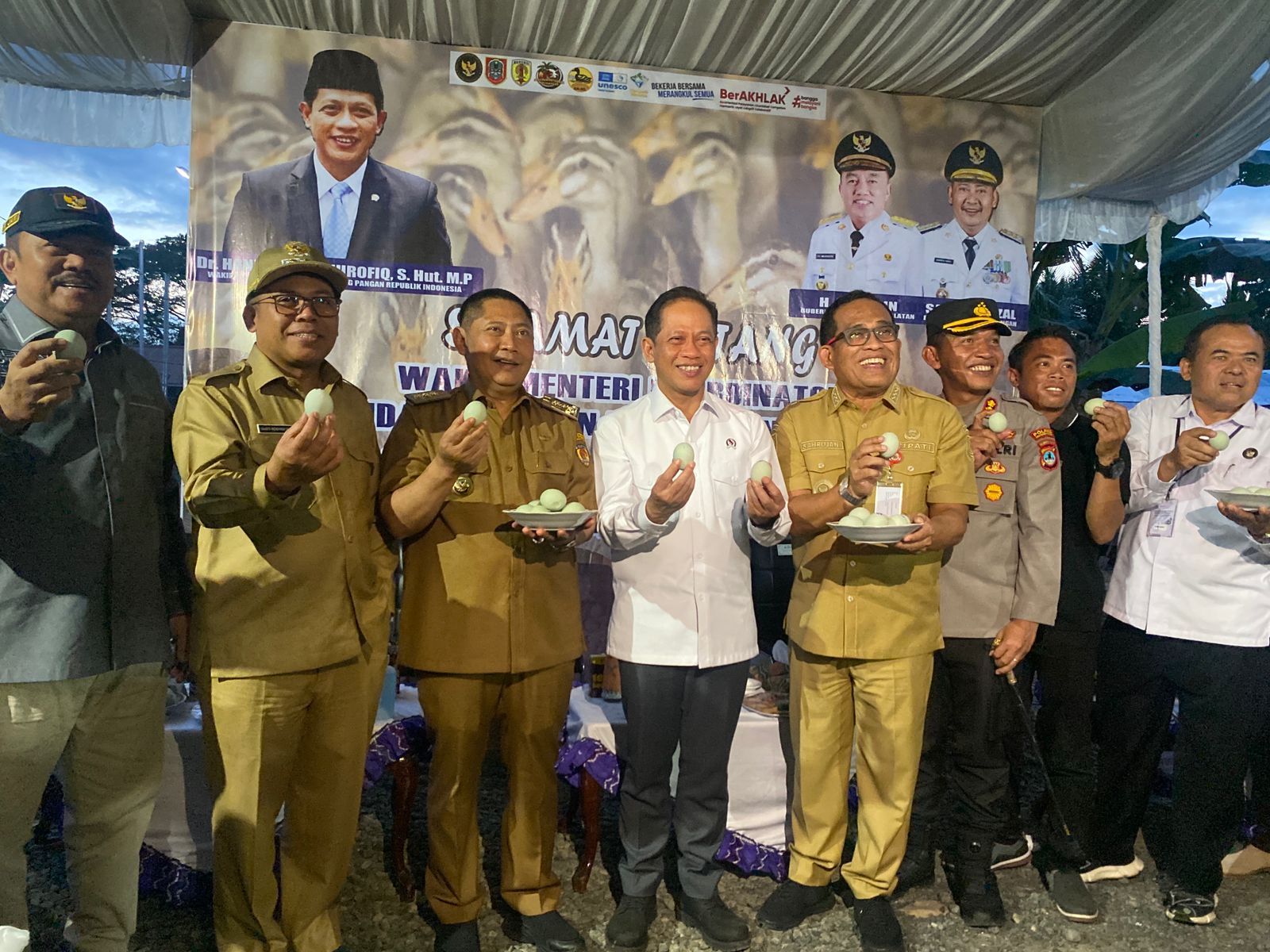 Menko meninjau sentra peternakan itik