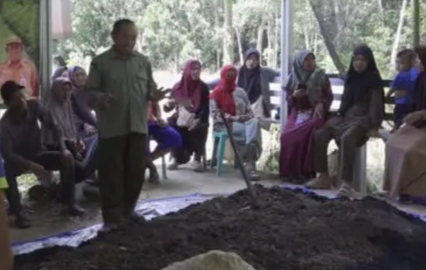 PPL BPP Muara Harus Latih Petani Tabalong Membuat Pupuk Organik untuk Kurangi Ketergantungan Bahan Kimia