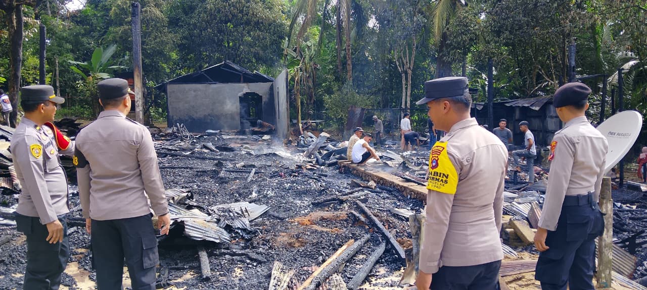 Rumah terbakar di Upau