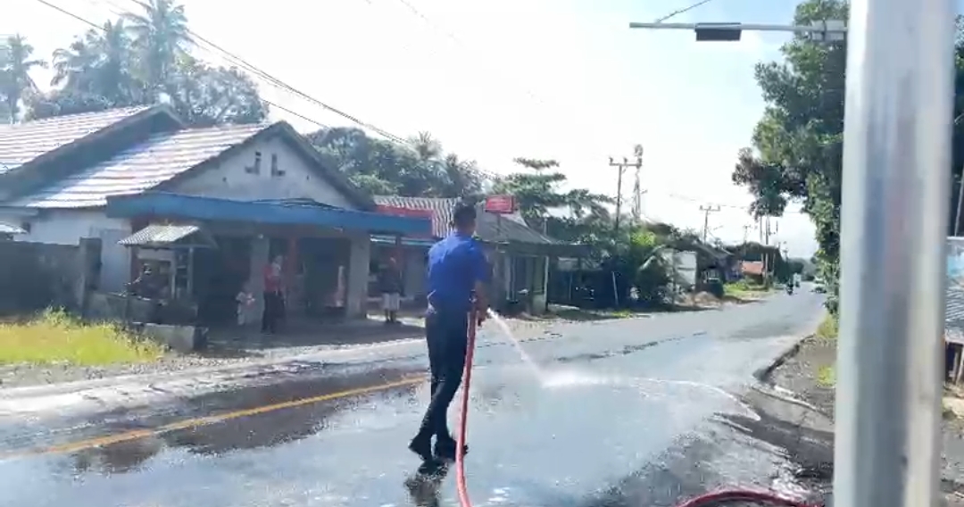 Damkar Sektor Jorong Bersihkan Tumpahan Solar di Jalan A Yani Tanah Laut