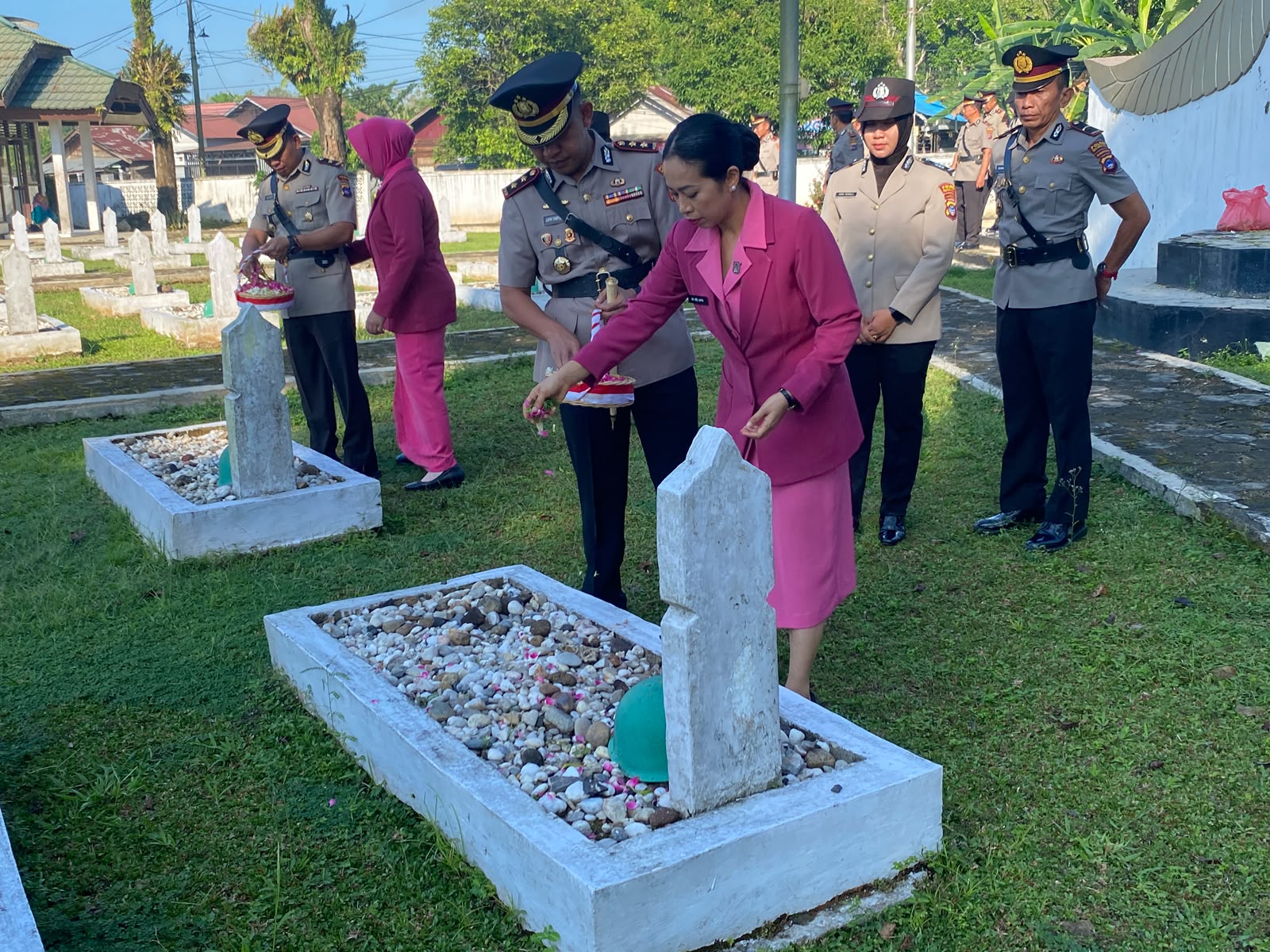 Kapolres HST Pimpin Ziarah dan Tabur Bunga Peringati Hari Bhayangkara, Semangat Pahlawan Harus Jadi Teladan Polri