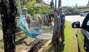 Turunkan Spanduk