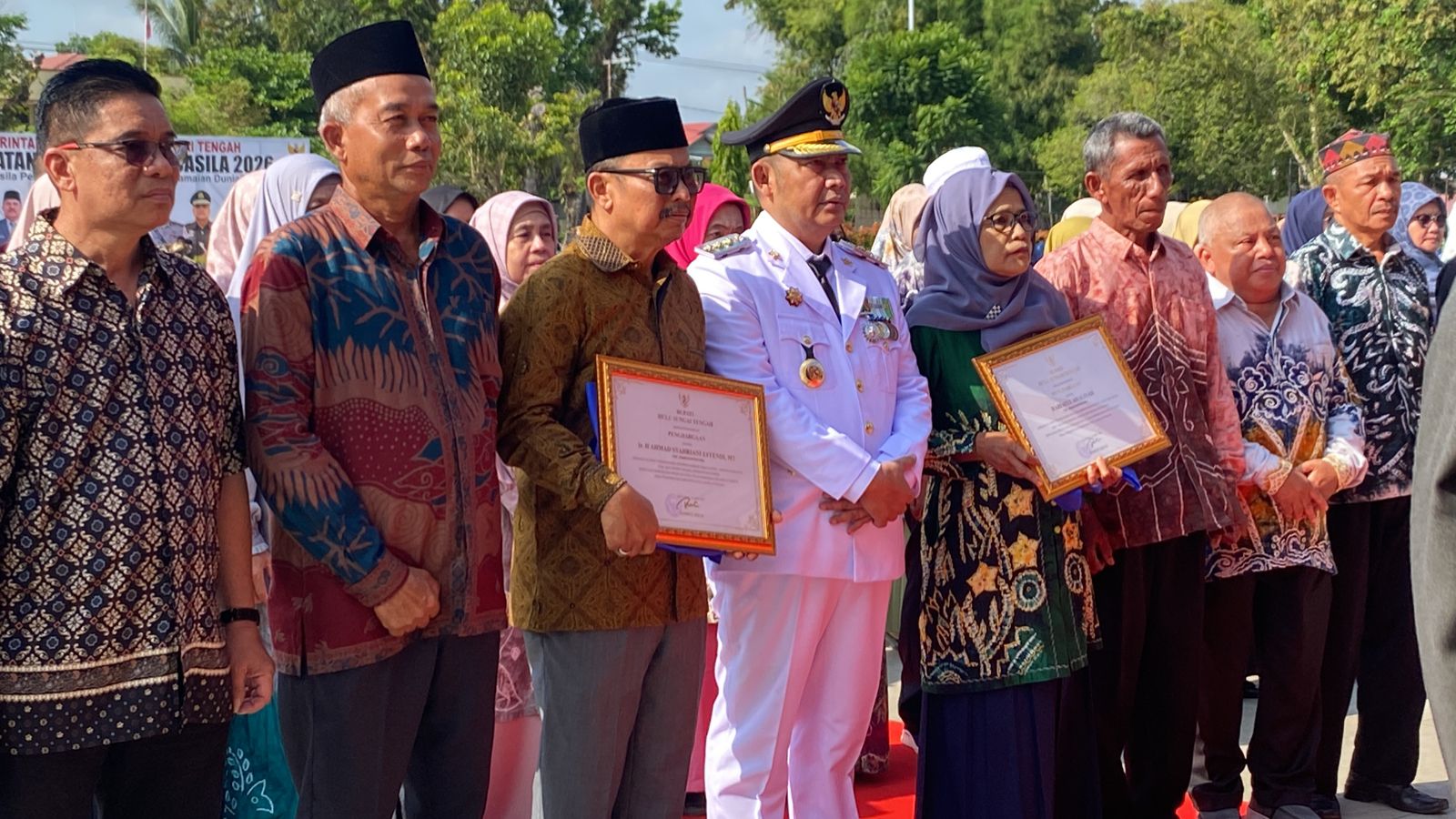 83 ASN HST yang Memasuki Masa Pensiun Dianugerahi Penghargaan oleh Bupati Samsul Rizal