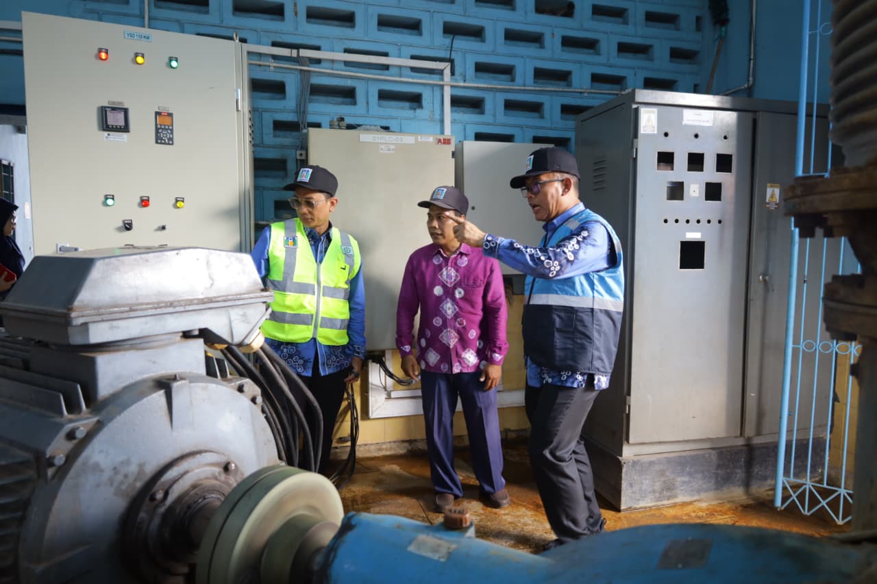 Waspadai Ancaman Air Asin Saat Kemarau, Direksi PAM Bandarmasih Cek Langsung Kondisi Intake Sungai Bilu