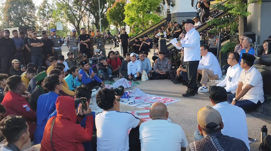 Massa Aksi BEM se-Kalsel Sampaikan Sejumlah Tuntutan di Kantor Gubernur Kalsel, Muhidin Ajak Berdiskusi