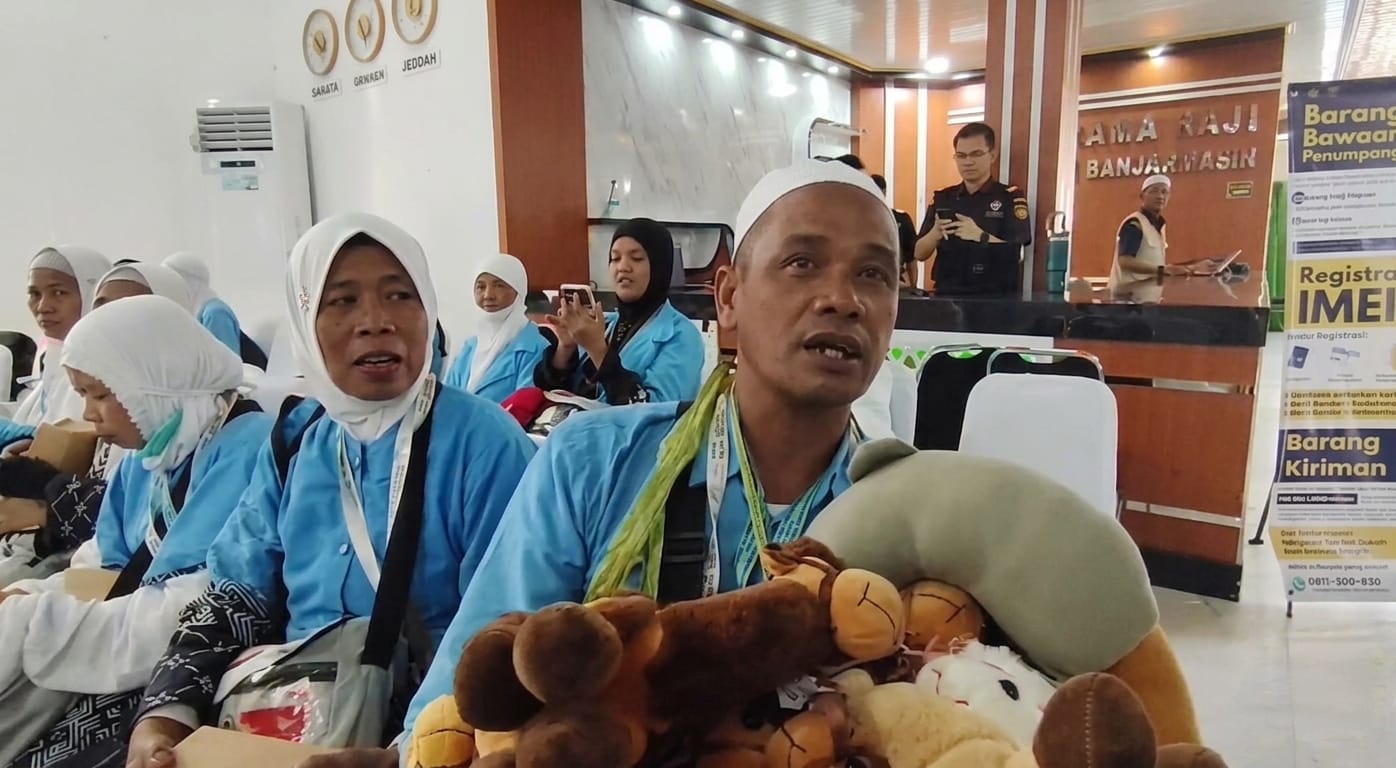 Rindu Keluarga Terbayar, Jemaah Haji 2026 Asal Kabupaten Banjar Bahagia Pulang Bawa Oleh-oleh untuk Cucu
