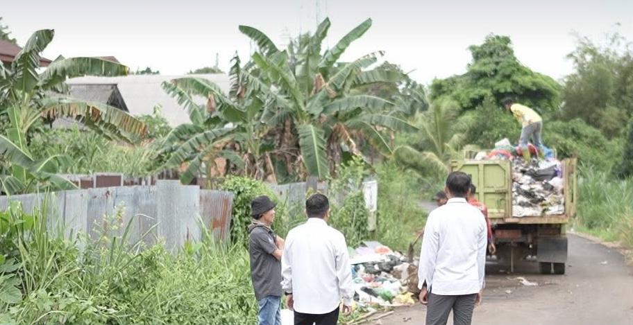 Respons Keluhan Warga, Pemkab Tanah Laut Bersihkan Tumpukan Sampah Liar Belakang Kuburan Muslimin Pelaihari