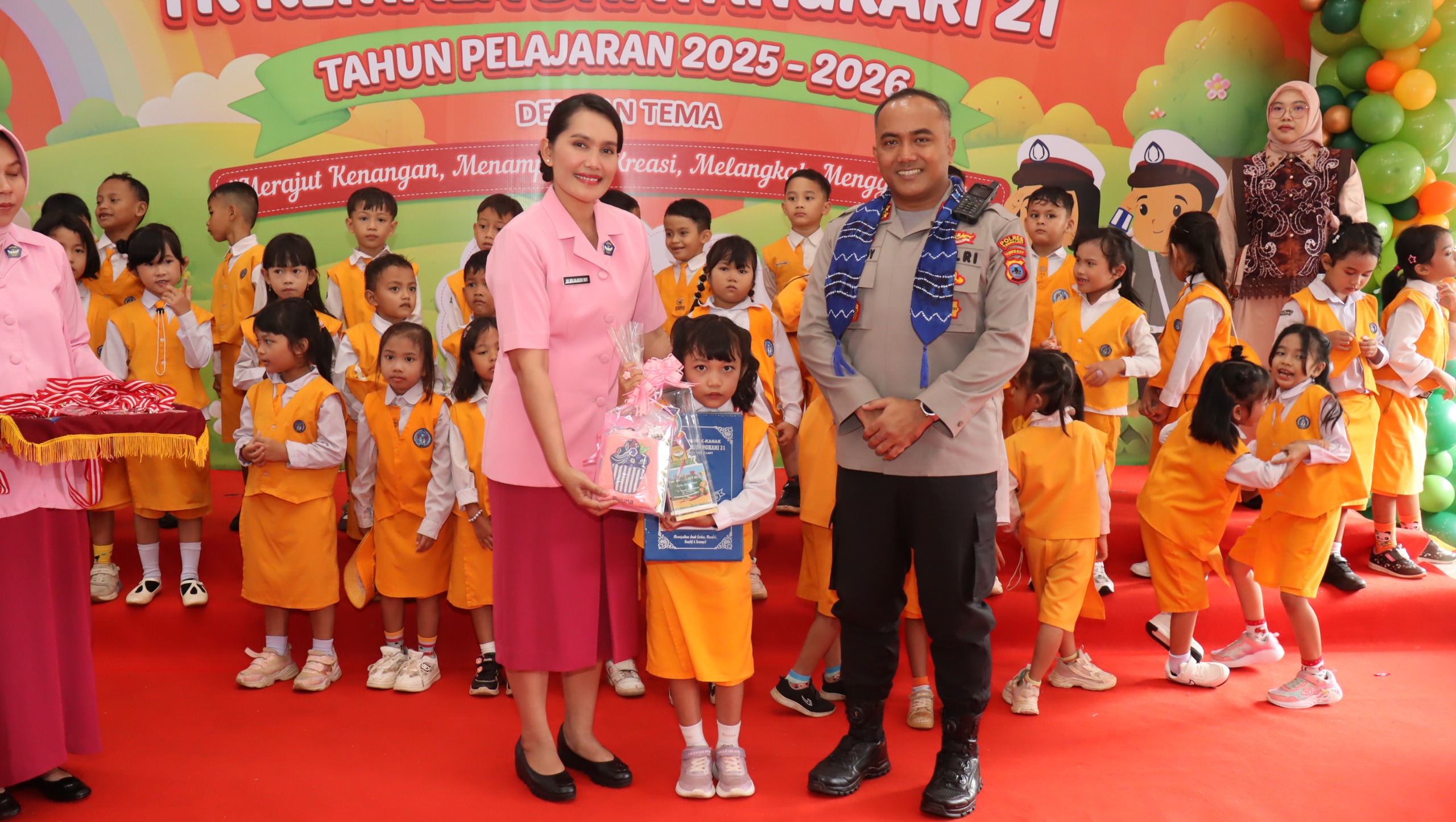 Kapolres Tanah Laut Ingatkan Peran Orang Tua Saat Hadiri Pelepasan Siswa TK Kemala Bhayangkari 21 Pelaihari