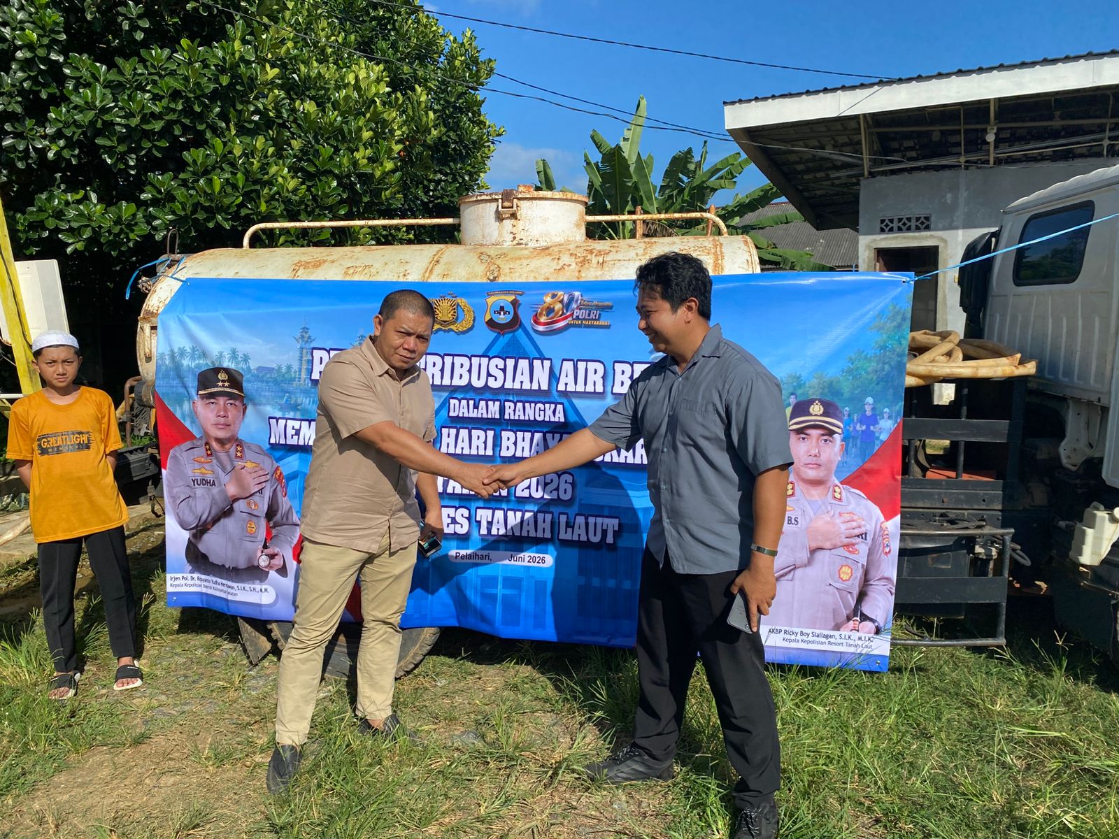 Hari Bhayangkara ke-80, Polres Tanah Laut Distribusikan Air Bersih ke Ponpes Sirajul Huda