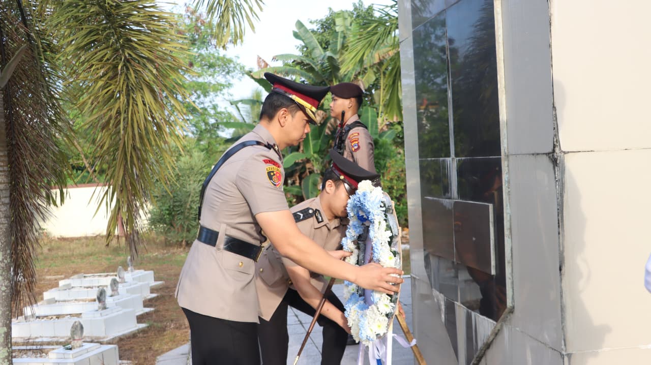 Jelang Hari Bhayangkara ke-80, Polres Tabalong Kenang Jasa Pahlawan dengan Ziarah ke TMP Tanjung Kencana