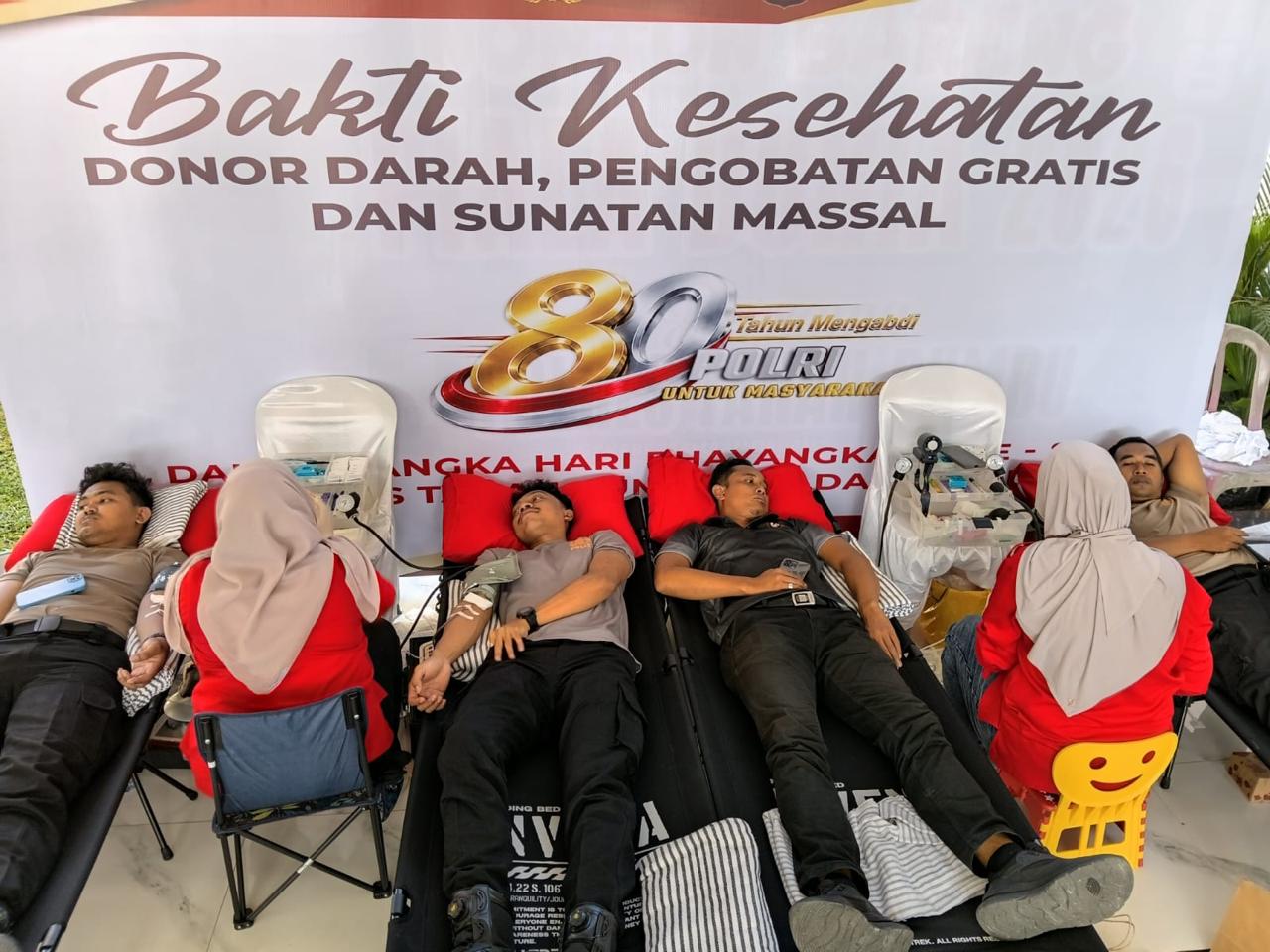 Semarak Hari Bhayangkara ke-80, Ratusan Orang Ikuti Acara Bakti Kesehatan Polri Polres Tanah Bumbu