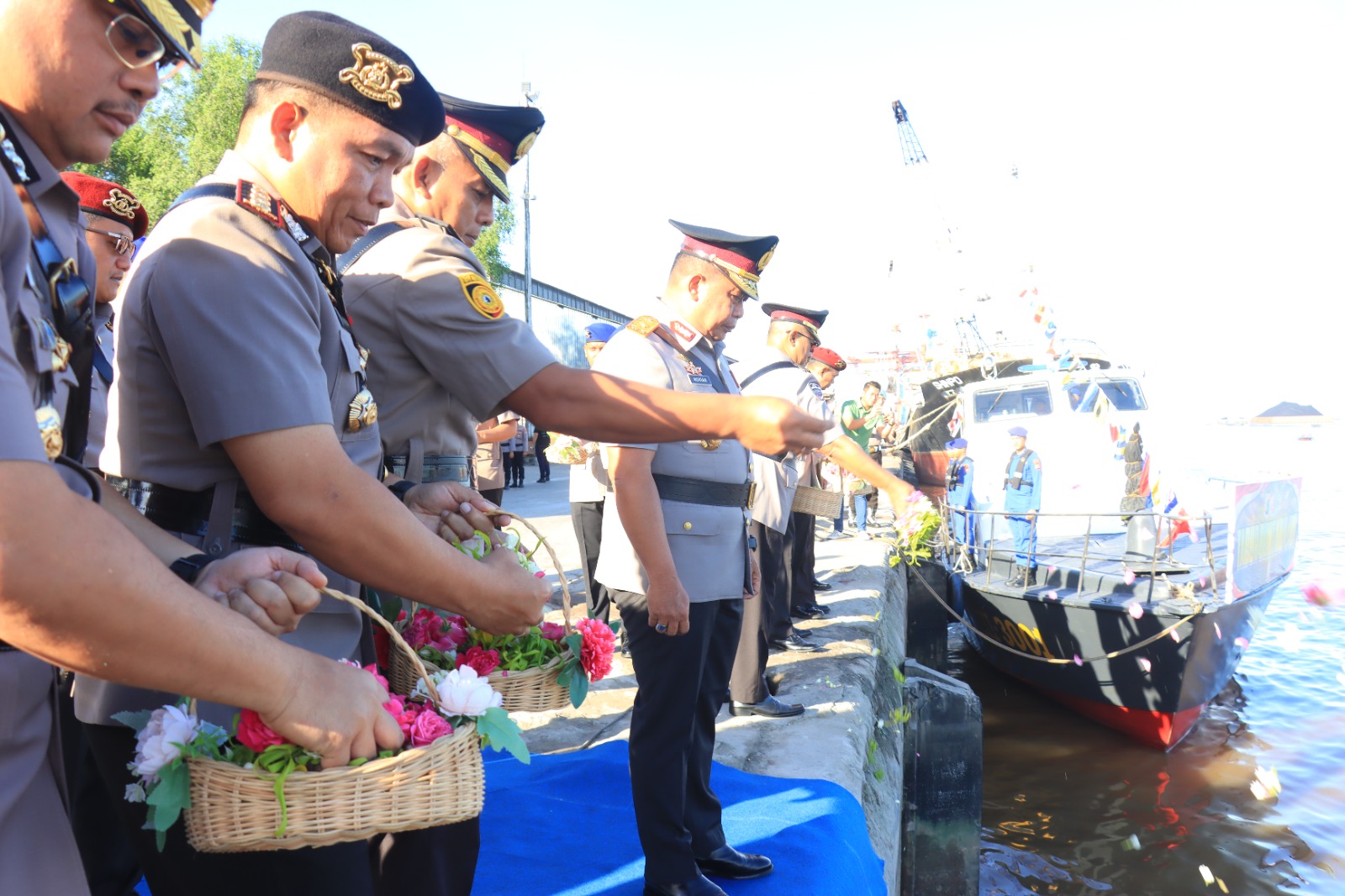 Kenang Jasa Pahlawan Jelang Hari Bhayangkara ke-80, Polda Kalsel Tabur Bunga di Pelabuhan Trisakti Banjarmasin
