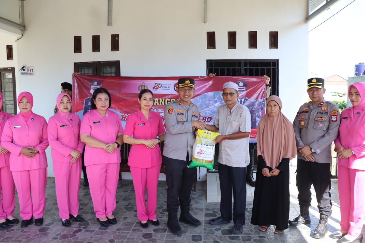 Polres HST Bagikan 1.000 Paket Bansos Jelang Hari Bhayangkara ke-80 ke Warga Kurang Mampu, Purnawirawan dan Warakawuri