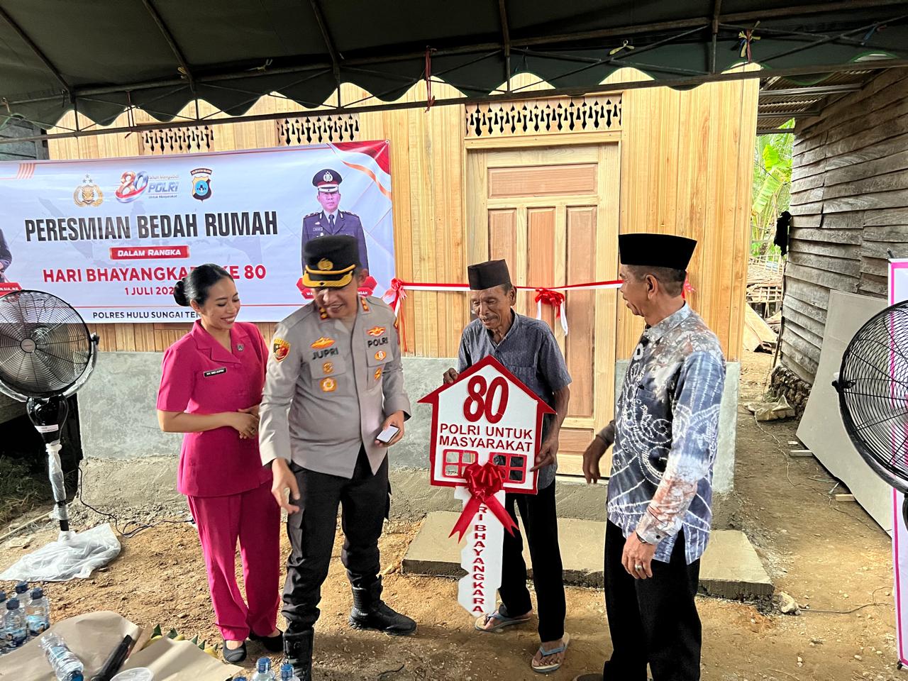 Misran dan M. Firdaus Semringah Kini Tempati Rumah Hasil Bedah Polres HST di Hari Bhayangkara ke-80