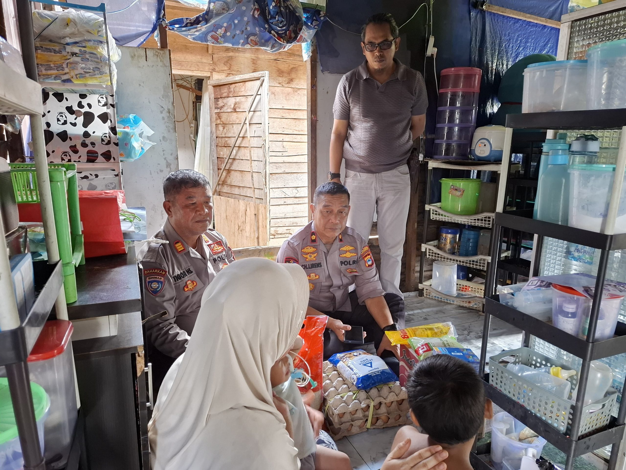 Jelang Hari Bhayangkara ke-80, Polsek Banjarmasin Selatan Salurkan Bantuan ke 2 Anak Penderita Paru-paru dan Hernia